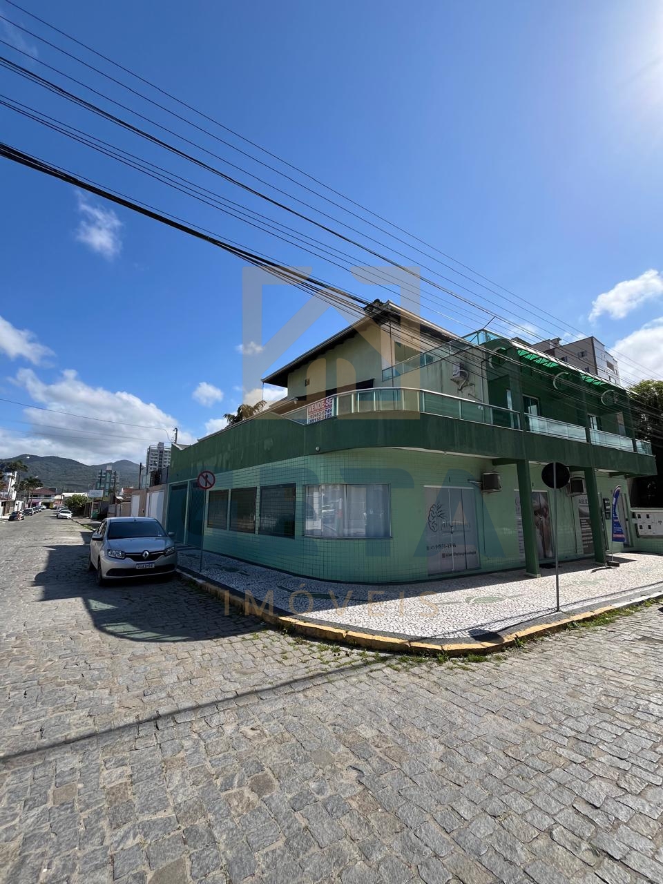 Casa com Salas Comerciais para Renda no Centro de Camboriú
