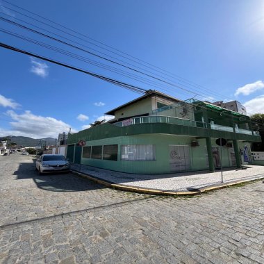Casa com Salas Comerciais para Renda no Centro de Camboriú Casa com Salas Comerciais para Renda no Centro de Camboriú
