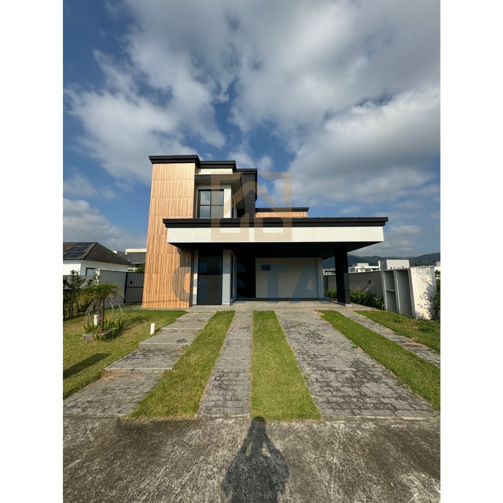 Linda Casa à Venda e para Locação no Condomínio Caledônia!